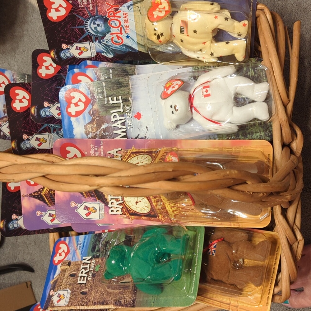 Beanie Babies 4 Kinds MAPLE. BRITTANIA ERIN And GLORY$10@. Or 3:For $25